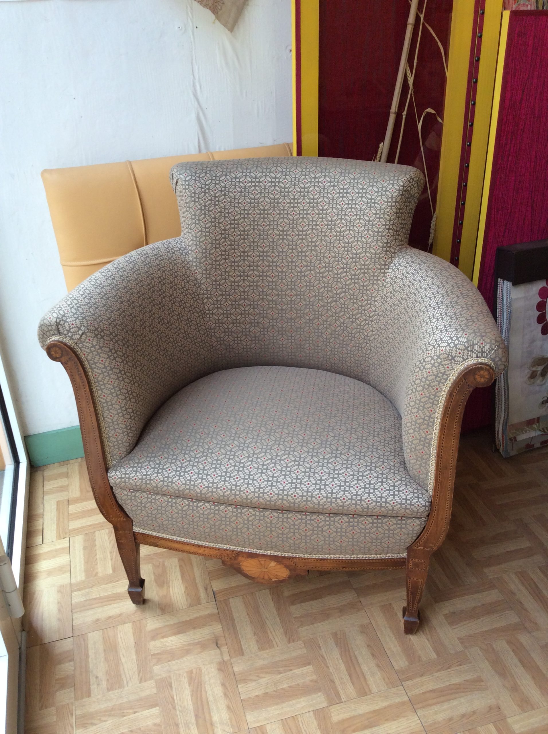 Fauteuil tonneau à dos crosse